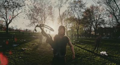 The walking dead our world sortie daryl arbalete